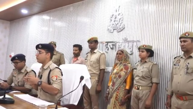 प्रेमी संग मिलकर पत्नी ने की पति की हत्या, तीन महीने बाद बगीचे से मिला शव

शाहजहांपुर के सेहरामऊ दक्षिणी थाना क्षेत्र में पुलिस ने तीन महीने पुराने लापता युवक ओमकार हत्याकांड का खुलासा कर दिया। जांच में सामने आया कि मृतक की पत्नी ओमा भारती और उसके प्रेमी नन्हे ने प्रेम संबंधों में बाधा बनने पर ओमकार की हत्या कर शव को बगीचे में दफना दिया था। पुलिस ने दोनों आरोपियों को गिरफ्तार कर उनकी निशानदेही पर शव बरामद कर लिया है। मामले में आगे की कार्रवाई जारी है।