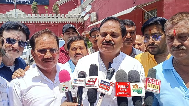 उत्तर प्रदेश आदर्श व्यापार मंडल शाहजहांपुर प्रदेश मंत्री पंकज वर्मा सराफा जलाल नगर 
ज्ञापन 
महापौर नगर आयुक्त नगर निगम शाहजहांपुर पंकज मीडिया से बात करते हुए