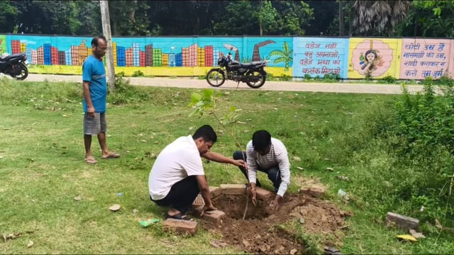 विश्व पर्यावरण दिवस ; एक पेड़ मां के नाम अभियान के तहत बीडीओ एवं थाना अध्यक्ष ने किया वृक्षारोपण