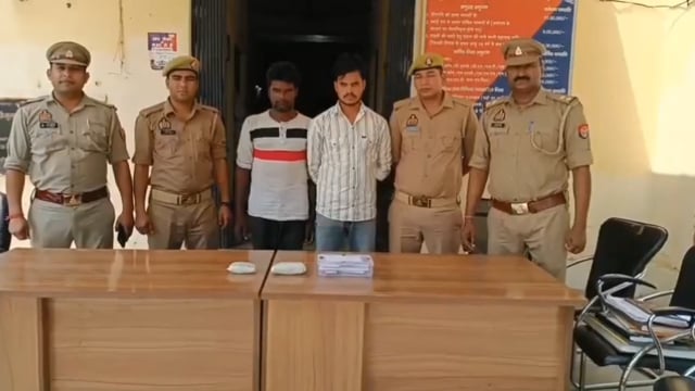 500 ग्राम अफीम के साथ दो तस्कर गिरफ्तार, पुलिस ने किया बड़ा खुलासा

शाहजहांपुर के मदनापुर थाना पुलिस ने चन्दौखा तिराहे के पास कार्रवाई करते हुए दो तस्करों को 500 ग्राम अफीम के साथ गिरफ्तार किया। पुलिस ने उनके कब्जे से दो मोबाइल फोन और 1110 रुपये नकद भी बरामद किए। पूछताछ में आरोपियों ने बताया कि वे अफीम लाकर ट्रक चालकों को बेचते थे। पुलिस मामले की गहन जांच कर तस्करी नेटवर्क के अन्य कड़ियों की तलाश में जुटी है।