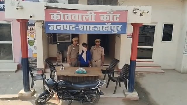 समरसेबिल के केबल चोरी करने वाला शातिर चोर गिरफ्तार

शाहजहांपुर के कांट थाना पुलिस ने समरसेबिल के बिजली के केबल चोरी करने वाले शातिर आरोपी श्यामलाल को गिरफ्तार किया है। पुलिस ने उसके कब्जे से 24 फीट चोरी का केबल, 500 रुपये नकद और एक मोटरसाइकिल बरामद की है। पूछताछ में आरोपी ने खेतों में लगी समरसेबिल से केबल काटकर चोरी करने की बात स्वीकार की। पुलिस ने आरोपी को न्यायालय में पेश कर आगे की कार्रवाई शुरू कर दी है।