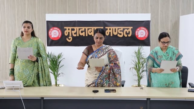 मुरादाबाद मंडल में विश्व पर्यावरण दिवस पर विविध कार्यक्रमों का आयोजन I शाहजहांपुर
  विश्व पर्यावरण दिवस के अवसर पर मुरादाबाद रेल मंडल में पर्यावरण संरक्षण एवं स्वच्छता के प्रति जन-जागरूकता बढ़ाने हेतु विभिन्न कार्यक्रमों का आयोजन किया गया। इस अवसर पर मंडल रेल प्रबंधक श्रीमती विनीता श्रीवास्तव के मार्गदर्शन में मंडल के सभी प्रमुख स्टेशनों, रेलवे कॉलोनियों तथा रेल परिसरों में पर्यावरण संरक्षण संबंधी गतिविधियां आयोजित की गईं।
    पर्यावरण-अनुकूल विकल्पों को अपनाने, पौधारोपण को प्रोत्साहित करने तथा स्वच्छता बनाए रखने के संबंध में जागरूकता कार्यक्रम सभी को शपथ दिलाई गई