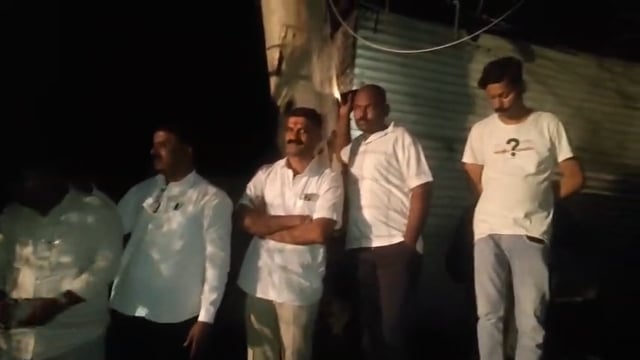 यू.टी . 24 तास 
 वादळी वाऱ्याने चौंडेश्वरी नगर ते येथे घरावर पडलेलं झाड काढण्यासाठी तात्काळ ॲक्शन