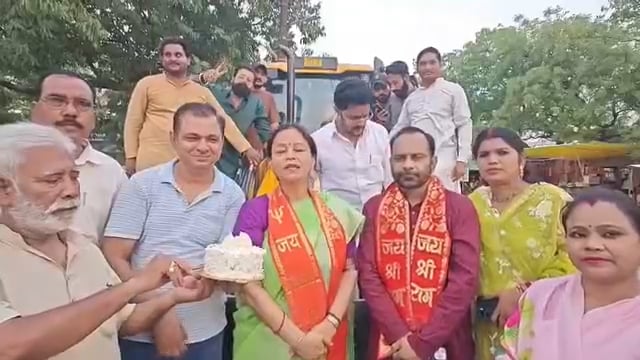 शाहजहांपुर: भाजपा चौक मंडल ने मुख्यमंत्री Yogi Adityanath का जन्मदिन उत्साहपूर्वक मनाया। कार्यकर्ताओं ने वृक्षारोपण कर पर्यावरण संरक्षण का संदेश दिया और बुलडोजर पर केक काटकर जन्मोत्सव मनाया। भाजपा जिलाध्यक्ष शिल्पी गुप्ता ने मुख्यमंत्री के नेतृत्व में प्रदेश की विकास, सुशासन और सुरक्षा संबंधी उपलब्धियों की सराहना करते हुए लोगों से अधिक से अधिक वृक्ष लगाने की अपील की। कार्यक्रम में भाजपा पदाधिकारी, पार्षद एवं बड़ी संख्या में कार्यकर्ता मौजूद