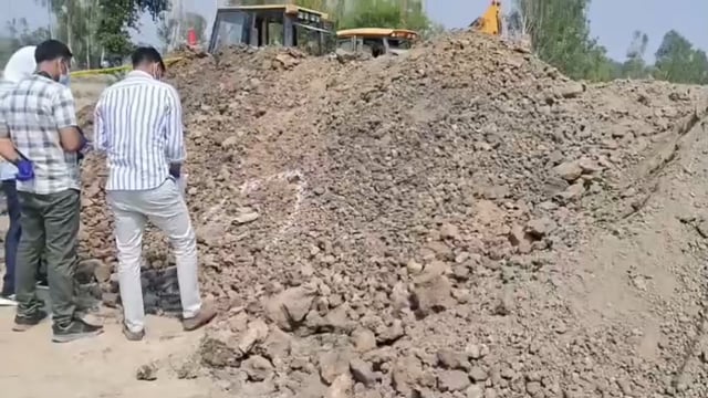 शाहजहाँपुर: 4 वर्षीय बच्ची प्रिया की हत्या के मामले में थाना रामचन्द्र मिशन पुलिस ने पिता अखिलेश और दादा सुरेन्द्र को गिरफ्तार किया। आरोप है कि मारपीट के दौरान बच्ची की मौत होने पर दोनों ने परिजनों की मदद से शव को मानपुर के खेत में दफना दिया। पुलिस रिमांड में आरोपी की निशानदेही पर बच्ची का मिनी स्कर्ट और कंकाल के अवशेष बरामद हुए हैं। डीएनए जांच के लिए नमूने भेजे जा रहे हैं, जबकि शेष अवशेषों की तलाश जारी है।