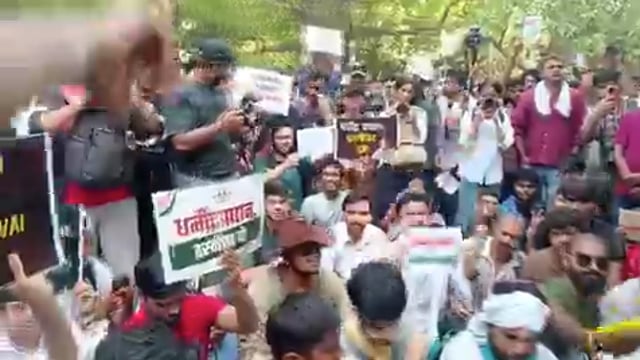 *जंतर मंतर पर कॉकरोचों का विरोध प्रदर्शन, दिल्ली पुलिस ने प्रदर्शन की दी इजाजत, कॉकरोच जनता पार्टी के फाउंडर अभिजीत दीपके विरोध प्रदर्शन का नेतृत्व करने पहुंचे हैं भारत, एयरपोर्ट से हाथ में भीमराव अंबेडकर की पुस्तक लेकर निकले अभिजीत दीपके*