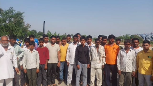 MANT-नौहझील गैस प्लांट के कचरे से बढ़ी मुसीबत, बीमारी के डर से चौकी पहुंचे ग्रामीण,,