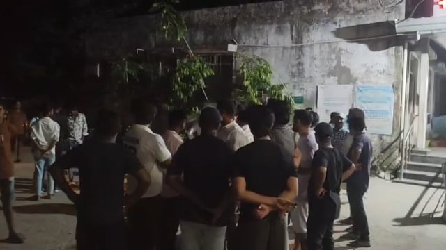 दो बाइक के बीच हुई भीषण टक्कर, दो व्यक्ति गंभीर, बेतिया रेफर।