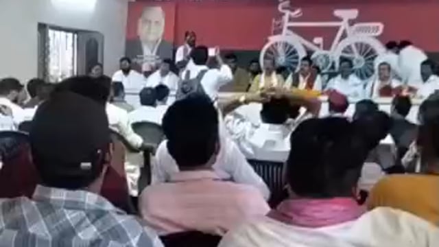 शाहजहांपुर में सपा विधायक अताउर रहमान ने सरकार पर साधा निशाना बोले परिक्षाओं से पहले यूपी में पेपर लीक कानून व्यवस्था और महंगाई से अफरातफरी निगोही के विधायक रोशन लाल वर्मा मंच पर बोलते हुए बगल में बैठे जिला अध्यक्ष तनवीर खान सभी कार्यकर्ता मौजूद रहे