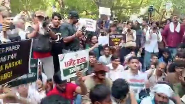 दिल्ली के जंतर मंतर पर शनिवार को युवाओं का भारी जमावड़ा, NEET, CBSE और अन्य लीक हुए परीक्षा पेरो के विरोध में प्रदर्शन