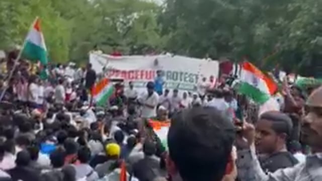 ▶️......पेपर लीक और Dharmendra Pradhan के इस्तीफे माँग को लेकर हो रहे काकरोच जनता पार्टी के प्रदर्शन में दोपहर तक भीड़ कम थी 
लेकिन धीरे-धीरे भारी संख्या में लोग पहुँच गए हैं। स्थिति देखते हुए दिल्ली पुलिस ने अतिरिक्त बल बड़ा दिया है।