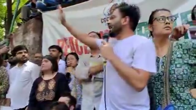 ▶️......मेरी माँ को बहुत डर था की मुझे ये सरकार जेल में डाल देगी। इस देश में उस हर माँ को ये डर होता है जब उनका बच्चा इस सरकार के ख़िलाफ़ आवाज़ उठाता है ....
कब तक हम इस सरकार से डर कर जियेंगे