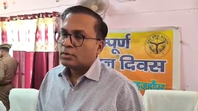 संपूर्ण समाधान दिवस में डीएम का सख्त एक्शन, कानूनगो व अधिशासी अभियंता पर गिरी गाज
शाहजहांपुर की पुवायां तहसील में आयोजित संपूर्ण समाधान दिवस के दौरान जिलाधिकारी धर्मेंद्र प्रताप सिंह ने लापरवाही पर कड़ा रुख अपनाते हुए कानूनगो आदर्श और अधिशासी अभियंता विद्युत पुनीत निगम के निलंबन के निर्देश दिए। भूमि पैमाइश में उदासीनता और समाधान दिवस से अनुपस्थित रहने पर यह कार्रवाई की गई।
कार्यक्रम में कुल 175 शिकायतें प्राप्त हुईं, जिनमें से 6 का मौके पर ही निस्तारण किया गया।