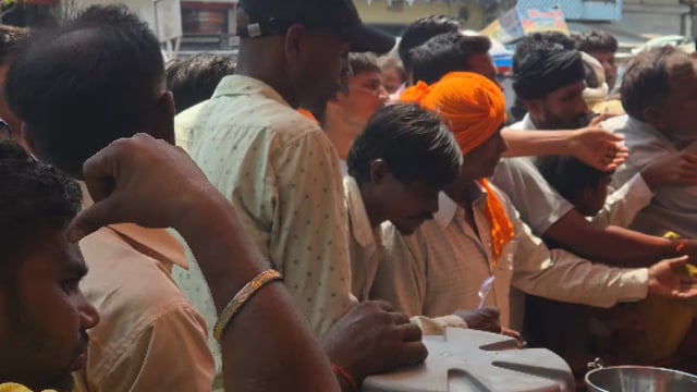 बड़े शनिवार पर विशाल भंडारे में उमड़ी श्रद्धालुओं की भीड़