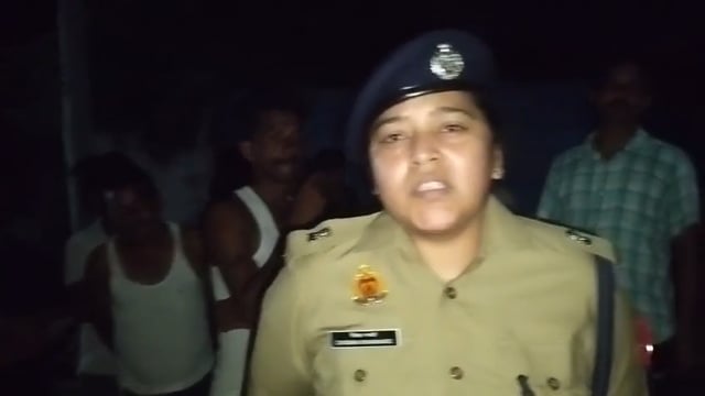 पारिवारिक विवाद में जहरीला पदार्थ सेवन, पुलिस ने दी जानकारी

शाहजहाँपुर के थाना खुटार क्षेत्र के ग्राम कोल्हू गदा में पारिवारिक विवाद के चलते तीन लोगों द्वारा जहरीला पदार्थ सेवन करने की घटना सामने आई है। मामले की जानकारी मिलने पर पुलिस ने तत्काल आवश्यक कार्रवाई की। अपर पुलिस अधीक्षक ग्रामीण ने बताया कि घटना की जांच की जा रही है तथा संबंधित लोगों को उपचार हेतु अस्पताल भेजा गया है। पुलिस पूरे प्रकरण की जांच कर आवश्यक विधिक कार्रवाई कर रही है।