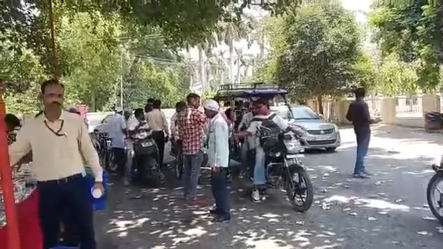 भीषण गर्मी में रहागीरों को शरबत पिलाया संस्था द्वारा फैक्ट्री स्टेट मंदिर के पास गर्मी में लोगों को शरबत पिलाया गया जिससे लोगों को गर्मी में राहत मिली सभी संस्था द्वारा पदाधिकारी सभी लोग शामिल रहे शाहजहांपुर