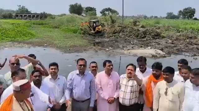 गोमती-भैसी तट पर हरियाली का महाअभियान, डीएम ने किया हरिशंकरी वृक्षारोपण
शाहजहांपुर के बंडा क्षेत्र में गोमती नदी तट और सुनासीर नाथ मंदिर परिसर में जिलाधिकारी धर्मेंद्र प्रताप सिंह ने हरिशंकरी (पीपल, बरगद, पाकड़) वृक्षों का रोपण किया। कार्यक्रम में जल संरक्षण, पर्यावरण संरक्षण और भैसी नदी पुनर्जीवन पर चर्चा हुई। डीएम ने 
