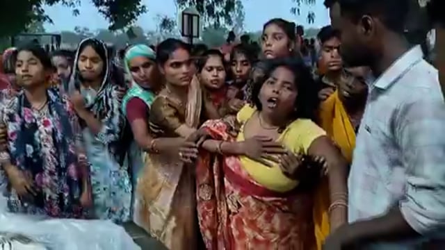 ▶️......बाराबंकी के लोनी कटरा थाना क्षेत्र के मझूपुर गांव में 11 हजार वोल्ट की बिजली लाइन की चपेट में आने से झुलसे शिवा की 5 दिन बाद इलाज के दौरान मौत हो गई, परिजनों और ग्रामीणों ने शव रोड पर रखकर किया प्रदर्शन मौके पर पहुंचे लोनी कटरा थाना प्रभारी, SDM और CO हैदरगढ़ ने दोषियों पर कारवाही का आश्वासन देकर कराया अंतिम संस्कार।