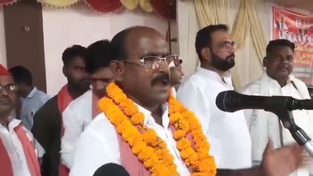 पुवायां में सपा की पीडीए बैठक बनी शक्ति प्रदर्शन का मंच
शाहजहांपुर के पुवायां में आयोजित समाजवादी पार्टी की पीडीए बैठक में बड़ी संख्या में कार्यकर्ताओं की मौजूदगी ने राजनीतिक हलकों का ध्यान खींचा। बैठक में संभावित सपा प्रत्याशी जितेंद्र प्रसाद गौतम ने सामाजिक न्याय, विकास और जनसमस्याओं के मुद्दे उठाए। कार्यक्रम में जिला अध्यक्ष तनवीर खां, वरिष्ठ नेता रोशन लाल वर्मा और रिंकू यादव समेत कई नेताओं ने भाग लिया। राजनीतिक जानकारों के अनुसार, बढ़ता जनसमर्थन और सक्रियता जितेंद्र प्रसाद गौतम को पुवायां विधानसभा में मजबूत दावेदार के रूप में स्थापित कर रही