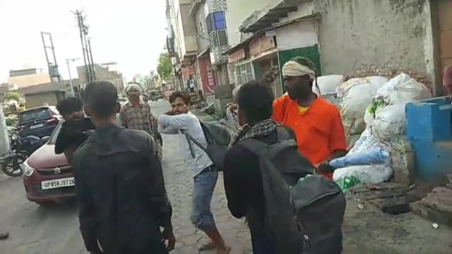 वृंदावन में सीएफसी चौराहे परसाधु की झोली को ले जाता पकड़ कर लोगों ने की ढंग से धुलाई