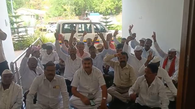 शेतकऱ्यांच्या मोटरांची केबल चोरी आटपाडी पोलीस ठाण्याच्या दरवाजा पुढे शेतकऱ्यांचं ठिय्या आंदोलन 