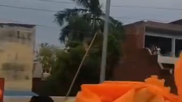 शाहजहांपुर के अटल सभागार में बड़ा हादसा टला, करंट लगने से कई मजदूर घायल
शाहजहांपुर। शहर स्थित अटल सभागार में आज आयोजित एक कार्यक्रम के दौरान बड़ा हादसा टल गया। प्राप्त जानकारी के अनुसार कार्यक्रम की तैयारियों के दौरान कुछ मजदूर बिजली के करंट की चपेट में आकर घायल हो गए।
घटना के बाद मौके पर अफरा-तफरी का माहौल बन गया। हालांकि मौजूद लोगों और संबंधित अधिकारियों की तत्परता से सभी घायलों को तत्काल उपचार के लिए पहुंचाया गया,
