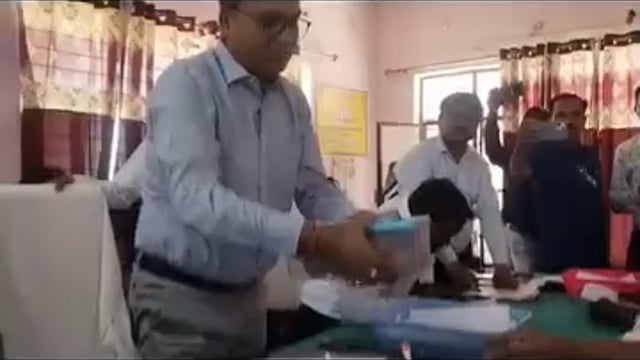शाहजहांपुर
डीएम को किसान ने भेंट किए ड्रैगन फ्रूट
पराली प्रबंधन व कृषि भूमि उर्वरता संरक्षण पर किसान ने अनुभव रखा
मिनी पंजाब पुवायां तहसील के बंडा ब्लाक के सरदारपुर फार्म हाउस उन्नतशील किसान निर्मल सिंह सिद्धू ने डीएम धर्मेंद्र प्रताप सिंह से मुलाकात की और उन्हें अपने द्वारा पूरी तरह से जैविक विधि से उगाए जा रहे ड्रैगन फ्रूट देकर अन्य किसानों को प्रेरित किया।