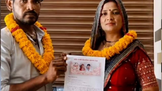 ▶️.....कानपुर, उत्तरप्रदेश-
कानपुर में रिश्तों को हैरान कर देने वाला मामला सामने आया है। एक युवक ने अपनी पत्नी को छोड़कर अपनी सास से कोर्ट मैरिज कर ली। बताया जा रहा है कि बेटी से शादी के बाद युवक और उसकी सास के बीच नजदीकियां बढ़ीं, जिसके बाद दोनों ने साथ रहने का फैसला कर लिया।
युवक ने अपनी पत्नी से अलग होने के बाद सास के साथ विवाह कर लिया है। यह मामला सोशल मीडिया पर भी चर्चा का विषय बना हुआ है। हालांकि, अब तक इस मामले में पुलिस को कोई शिकायत प्राप्त नहीं हुई है