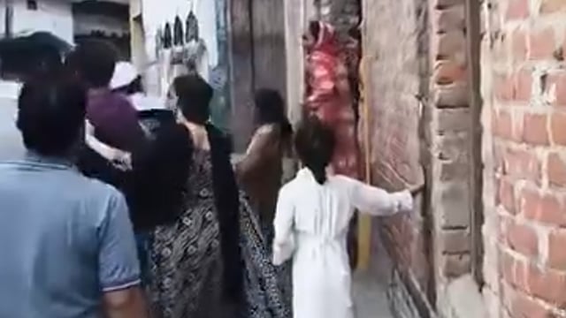 वायरल वीडियो अकबरपुर कोतवाली क्षेत्र के मीरानपुर का बताया जा रहा है मंदिर परिसर में कूड़ा फेंकने को लेकर दो समुदायों की आपस में भिड़ंत पुलिस ने दोनों आरोपियों को हिरासत में लिया।
