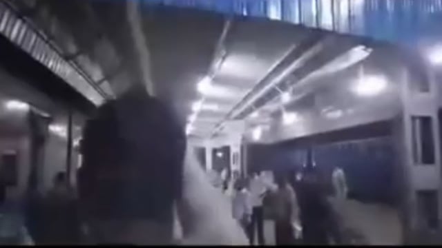 रोजा स्टेशन पर जनता एक्सप्रेस में बवाल, वेंडर से मारपीट से मची अफरा-तफरी
शाहजहांपुर। रोजा रेलवे स्टेशन पर उस समय अफरा-तफरी मच गई जब जनता एक्सप्रेस के ठहराव के दौरान ट्रेन में अचानक विवाद भड़क उठा। आरोप है कि NRMU से जुड़े पदाधिकारियों द्वारा विरोध प्रदर्शन के दौरान ट्रेन में सवार वेंडरों के साथ मारपीट की गई, जिससे यात्रियों में दहशत फैल गई।
जानकारी के अनुसार, यह पूरा मामला आलमनगर स्टेशन पर एक लोको पायलट के साथ कथित मारपीट की घटना के विरोध से जुड़ा बताया जा रहा है। इसी घटना के विरोध में यूनियन पदाधिकारी रोजा स्टेशन पर पहुंचे थे, जहां प्रदर्शन के दौरान स्थिति नियंत्रण से बाहर हो गई और मामला हिंसक झड़प में बदल गया।