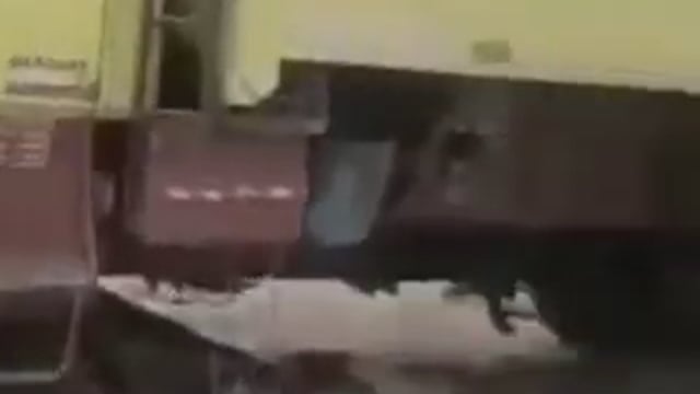 ▶️.....यह घटना सबको हैरान कर देगी सहारा रेगिस्तान में ट्रक खराब होने से पानी की कमी होने से 49 लोगो की तड़प तड़प कर मौत हो गई।
नाइजर के अगादेज़ (Agadez) क्षेत्र से सहारा रेगिस्तान को पार कर रहे यात्रियों के साथ एक बेहद दर्दनाक हादसा सामने आया है। एक ट्रक में अचानक तकनीकी खराबी आने के कारण भीषण गर्मी और पानी की कमी से कम से कम 49 लोगों की तड़पकर मौत हो गई।