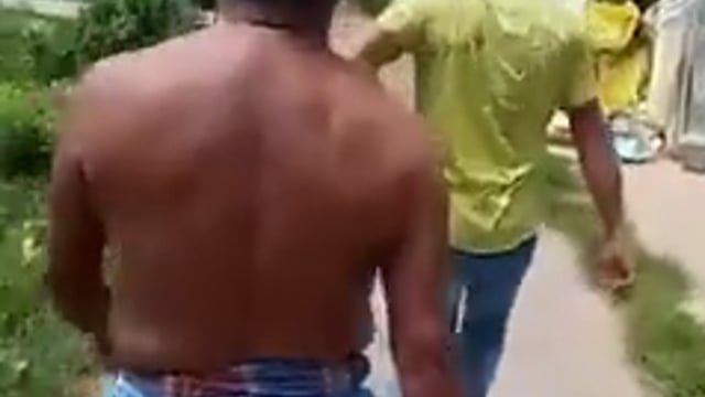 ▶️......TMC नेता के बाल मुंडवा दिए गए और नौडा गांव में 

*स्थानीय लोगों ने उन्हें रस्सियों से बांधकर घुमाया*