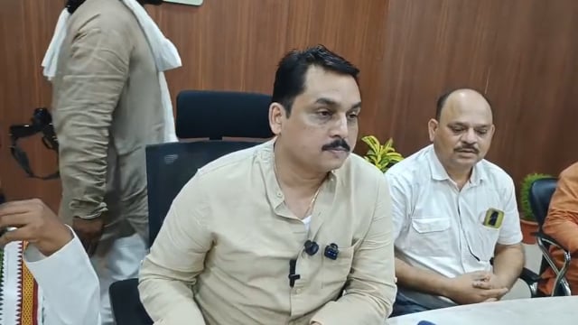 राज्य पिछड़ा वर्ग आयोग, उत्तर प्रदेश के सदस्य सत्यदेव कुमार बारी ‘बीनू  की अध्यक्षता में रायफल क्लब सभागार में व्यापारी 