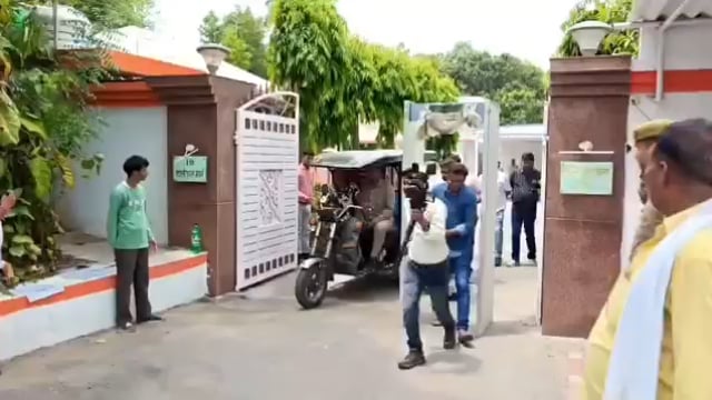 ईंधन बचत और पर्यावरण संरक्षण का संकल्प, सप्ताह में एक दिन वैकल्पिक परिवहन अपनाने की अपील

पर्यावरण संरक्षण और ईंधन बचत को बढ़ावा देने के उद्देश्य से नागरिकों से सप्ताह में कम से कम एक दिन पेट्रोलियम ईंधन रहित या न्यूनतम ईंधन खपत वाले साधनों का उपयोग करने की अपील की गई है। प्रधानमंत्री और मुख्यमंत्री के आह्वान के अनुरूप साइकिल, ई-रिक्शा तथा सार्वजनिक परिवहन को अपनाकर न केवल ईंधन की बचत की जा सकती है, बल्कि प्रदूषण कम करने और राष्ट्रीय हित में भी महत्वपूर्ण योगदान दिया जा सकता है।