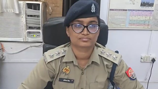 प्रेमजाल में फंसाकर शोषण के आरोपी को पुलिस ने किया गिरफ्तार

शाहजहाँपुर के तिलहर थाना क्षेत्र में युवती को प्रेम प्रसंग में फंसाकर शारीरिक संबंध बनाने, शादी के लिए दबाव डालने तथा जातिसूचक शब्दों का प्रयोग कर धमकी देने के मामले में पुलिस ने एससी/एसटी एक्ट और पॉक्सो एक्ट समेत विभिन्न धाराओं में मुकदमा दर्ज किया है। त्वरित कार्रवाई करते हुए पुलिस ने एक अभियुक्त को गिरफ्तार कर आगे की विधिक कार्रवाई शुरू कर दी है।