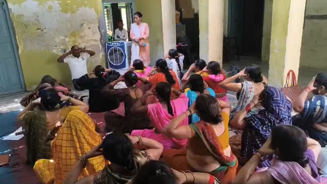 आंगनबाड़ी कार्यकर्ताओं को दिया योग प्रशिक्षण, योग दिवस की तैयारियां तेज

अंतरराष्ट्रीय योग दिवस-2026 की तैयारियों के तहत तिलहर स्थित बाल विकास परियोजना कार्यालय में योग प्रशिक्षण शिविर आयोजित किया गया। योग प्रशिक्षक चिवनाथ पाल ने आंगनबाड़ी कार्यकर्ताओं को विभिन्न योगासन एवं प्राणायाम का अभ्यास कराया तथा योग को दैनिक जीवन में अपनाने के लिए प्रेरित किया।