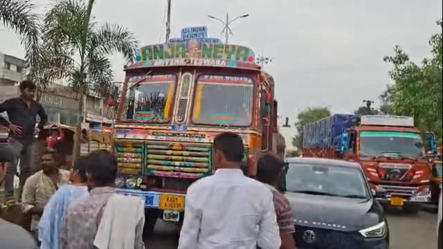 छत्रपती शिवाजी महाराज चौकात वाहतुकीची कोंडी,वाहनधारकांची वाढली डोकेदुखी
