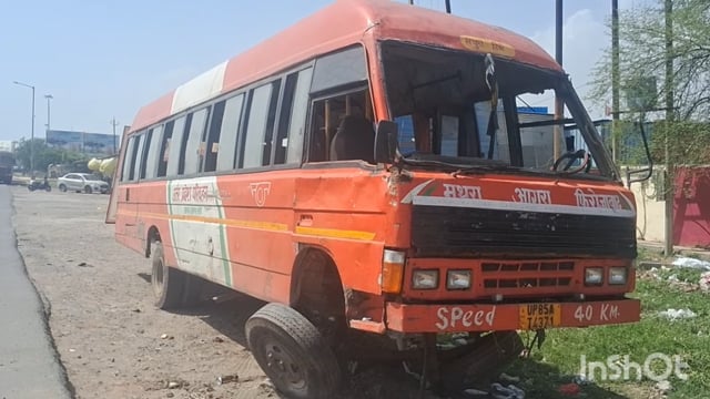 फरह क्षेत्र में हुआ बड़ा हादसा रोडवेज बस पलटी 15 लोग हुए घायल दो लोग गंभीर घायल एक की हुई मौत