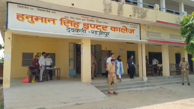 उत्तर प्रदेश पुलिस आरक्षी भर्ती परीक्षा: डीएम अनुपम शुक्ला और एसपी डॉ. ईरज राजा ने किया परीक्षा केंद्रों का औचक निरीक्षण