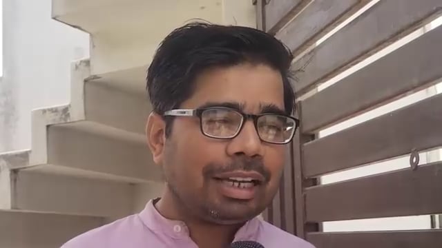 रसोई गैस ₹29 महंगी, गृहिणियों में नाराज़गी

शाहजहांपुर में रसोई गैस सिलेंडर की कीमत में ₹29 की बढ़ोतरी को लेकर आम महिलाओं ने नाराज़गी जताई है। उनका कहना है कि बढ़ती महंगाई के बीच गैस के दाम बढ़ने से घरेलू बजट पर अतिरिक्त बोझ पड़ रहा है, जिससे मध्यम वर्ग और गरीब परिवारों की चिंताएं बढ़ गई हैं।