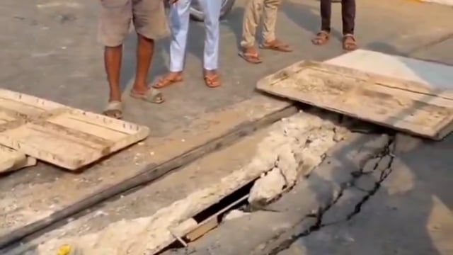 ▶️.....बिहार में उद्घाटन के 96 घंटे बाद ढह गया 26 करोड़ का पुल, चार बार हुआ था शिलान्यास*
बक्सर में 26 करोड़ का आरओबी उद्घाटन के मात्र 4 दिन बाद ढह गया. लोगों ने भ्रष्टाचार का आरोप लगाया, केयरटेकर ने बताया कारण.