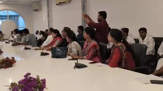 योग से विश्व रिकॉर्ड तक: शाहजहाँपुर में योग महाकुंभ की तैयारी
अंतर्राष्ट्रीय योग दिवस को लेकर शाहजहाँपुर में तैयारियां तेज।
15 जून को नगर निगम के नए भवन में उद्घाटन कार्यक्रम होगा।
 ऑनलाइन योग सत्र के जरिए गिनीज वर्ल्ड रिकॉर्ड बनाने का प्रयास किया जाएगा।
 अधिक से अधिक लोगों की भागीदारी सुनिश्चित करने के लिए विभागों को लक्ष्य दिए गए हैं।
 21 जून को जी.एफ. कॉलेज मैदान में जनपद स्तरीय मुख्य योग कार्यक्रम आयोजित होगा।
✅ जिलाधिकारी धर्मेन्द्र प्रताप सिंह ने सभी विभागों को समय से तैयारियां पूरी करने के निर्देश दिए।