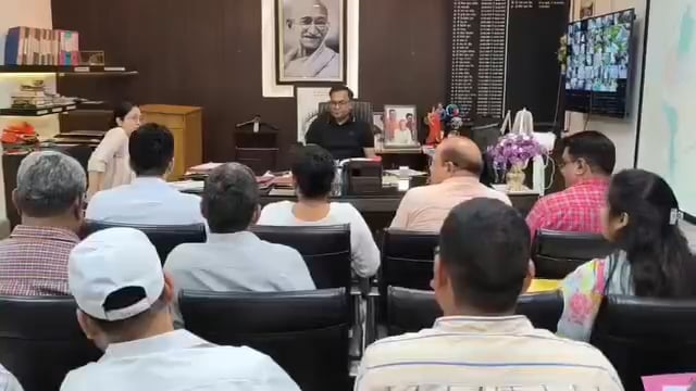 शाहजहांपुर: डीएम धर्मेंद्र प्रताप सिंह ने नगर निकायों को 30 जून तक 100% डोर-टू-डोर कूड़ा संग्रहण और निस्तारण सुनिश्चित करने के निर्देश दिए हैं। सार्वजनिक स्थानों पर कूड़ा फेंकने वालों पर जुर्माना लगाया जाएगा। इसके लिए चिन्हित स्थानों पर सीसीटीवी कैमरे और चेतावनी बोर्ड लगाए जाएंगे। डीएम ने नागरिकों से अपील की कि कूड़ा वाहन न आने पर 1533 हेल्पलाइन पर शिकायत दर्ज कराएं।