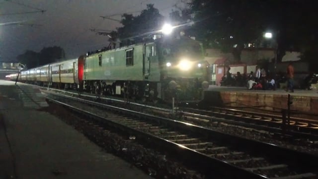 शाहजहांपुर: यूपी पुलिस कांस्टेबल भर्ती परीक्षा के मद्देनज़र चलाई जा रही 04302 मुरादाबाद–सीतापुर स्पेशल ट्रेन 8 कोचों के साथ शाहजहांपुर स्टेशन से सीतापुर के लिए रवाना हुई। रेलवे ने अभ्यर्थियों की सुविधा और सुरक्षित यात्रा सुनिश्चित करने के लिए विशेष रेल प्रबंध किए हैं।