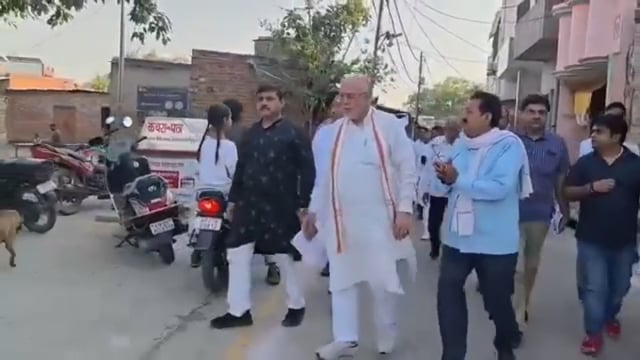 वित्त मंत्री सुरेश कुमार खन्ना अपने आवास से जा रहे थे अपनी कार की तरफ तभी वहां पर एक फरियादी फरियाद लेकर आया वित्त मंत्री से कुछ कह रहा हाथ में चश्मा पकड़े हाथ जोड़ फरियाद कर रहा वित्त मंत्री सुरेश कुमार खन्ना से शाहजहांपुर