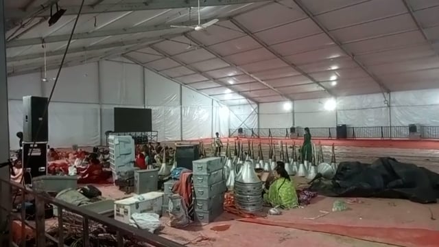 बलखण्डी नाथ मंदिर के समीप अंतराष्ट्रीय कथावाचक प्रदीप मिश्रा के कथा की तैयारी अंतिम रूप देने में जुटे कारीगर