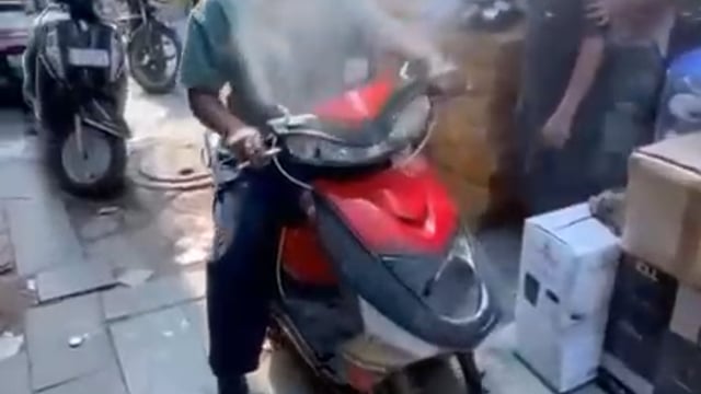 ▶️.....यूं ही नहीं इस देश को भारत वर्ष कहते हैं।
यहां पर एक से एक बड़े टैलेंट पड़े हुए हैं, बस उन्हें खोजने भर की देर है।
 एक भाई का टैलेंट देखो आंखें फटी की फटी रह जाएगी।