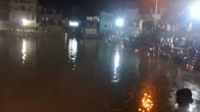 गोवर्धन राधा कुंड श्रद्धालुओं का जनसैलाब अधिक मास में राधा कुंड का भव्य नजारा 