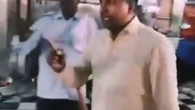 उत्तराखंड –
हरिद्वार में हर की पौड़ी पर रवि चौहान नाम के शख्स ने महिलाओं को चांटे मारे। यह महिलाएं पीपल के पेड़ के नीचे पूजा–अर्चना कर रही थीं। वहां कुछ विवाद हुआ। पुलिस ने आरोपी रवि चौहान को गिरफ्तार किया, जो लोकल व्यक्ति है।  महिलाएं किसी दूसरे शहर की रहने वाली हैं।