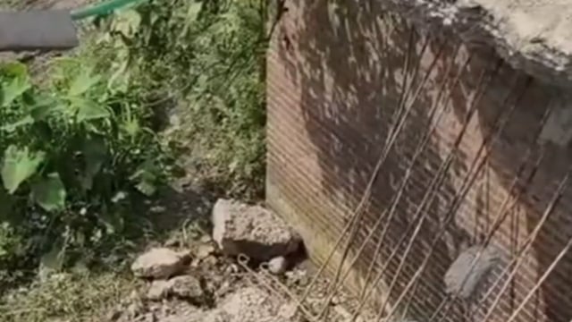चेतावनी अनसुनी, 35 साल पुराना पुल नदी में समाया!